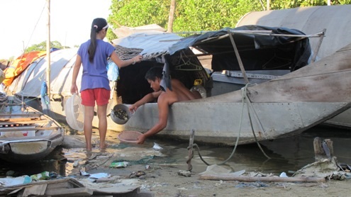 Hàng chục hộ dân vẫn đang phải sống chung với nguồn nước bị ô nhiễm nghiêm trọng.