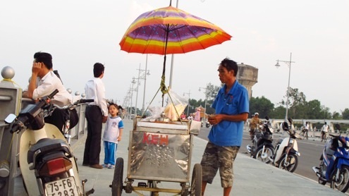 Khiến người dân và khách tham quan phải đứng tham quan và ngắm thành phố sát lan can cầu.