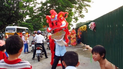 Không khí rộn ràng cho ngày hội trung thu ngập tràn trên đường phố Huế với những màu sắc rực rỡ.