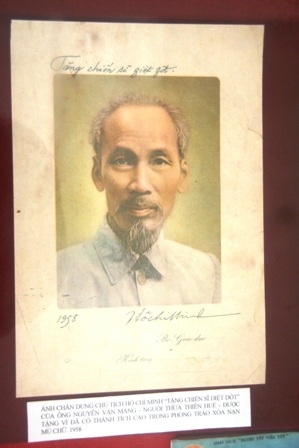 Chân dung của bác tặng “Chiến sĩ diệt dốt”