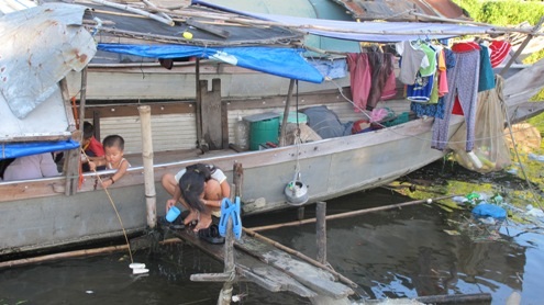 Hàng chục hộ dân vẫn đang phải sống chung với nguồn nước bị ô nhiễm nghiêm trọng.