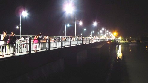 Khiến người dân và khách tham quan phải đứng tham quan và ngắm thành phố sát lan can cầu.