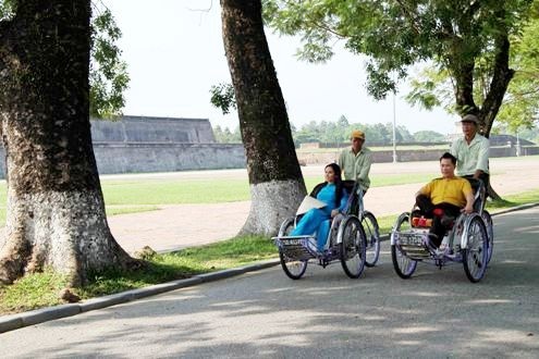 bên những ngôi điện cổ kính