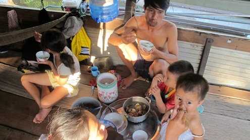 Bữa cơm của gia đình anh Toan