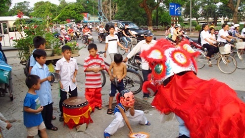 Không khí rộn ràng cho ngày hội trung thu ngập tràn trên đường phố Huế với những màu sắc rực rỡ.