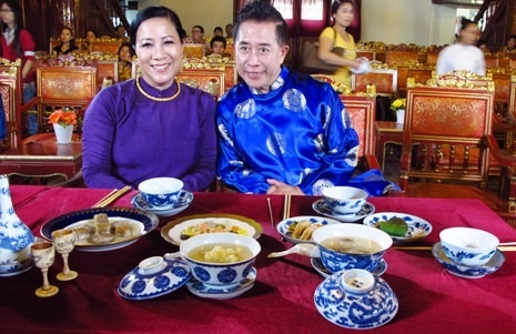 Bà Hoàng Anh cùng ông Martin Yan cùng chụp ảnh kỷ niệm trong bữa ăn.