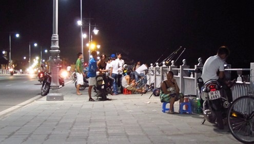 Xen lẫn vào đó là nhiều người dân buôn bán