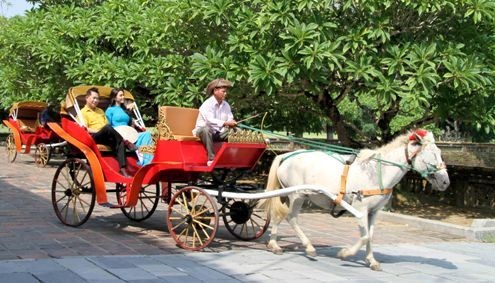 Cô thích thú đi xe ngựa tham quan trong Đại Nội.