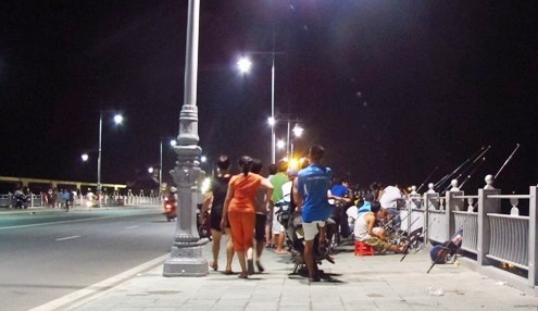 Xen lẫn vào đó là nhiều người dân buôn bán