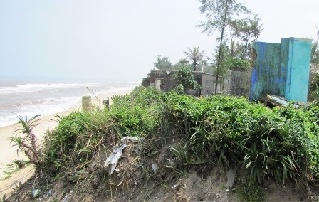 Mỗi năm biển "ăn" 7m đất, đe dọa hàng trăm hộ dân - 1 Đoạn bờ biển bị biển ngoạm nặng ở thôn An Dương, xã Phú Thuận