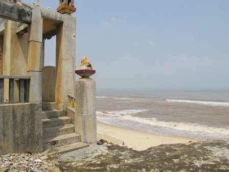 Mỗi năm biển "ăn" 7m đất, đe dọa hàng trăm hộ dân - 3 1 nhà thờ họ bị biển tiến tới chân, chuẩn bị đổ.