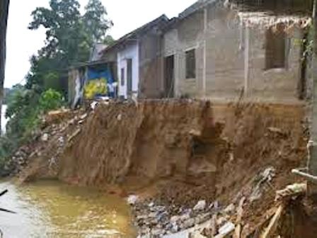 Xây kè cho đoạn sông sạt lở nhiều nhất TT-Huế - 1 Các nhà ven sông Bồ thuộc huyện Phong Điền bị sông ăn vào đến tận chân nhà