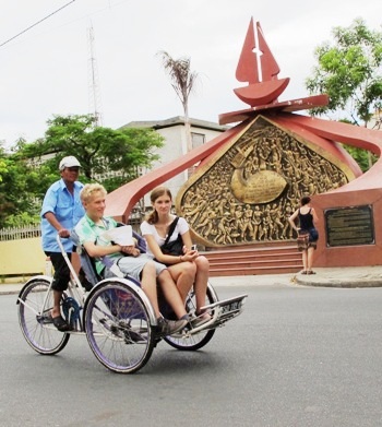 1 cặp đôi người Tây tỏ vẻ thích thú trên phương tiện xích lô thô sơ