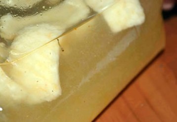 Không xác định được sinh vật lạ trong bim bim vì mẫu nước đã... "biến mất" - 2 Bà Dưa cầm đũa gắp con sinh vật lạ trong thau nước ngâm các miếng snack gói YOYO sau một đêm
