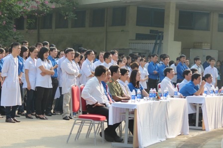 Gần 300 y, bác sĩ,dược sĩ thuộc CLB Thầy thuốc trẻ TT-Huế tại lễ ra quân