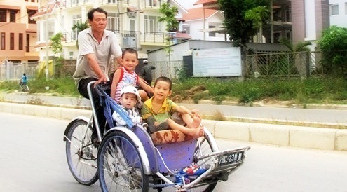 Cha cùng 3 con đi dạo phố trên chiếc xích lô mưu sinh sau một ngày