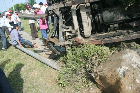 Cột điện gãy do bị xe tải húc vào