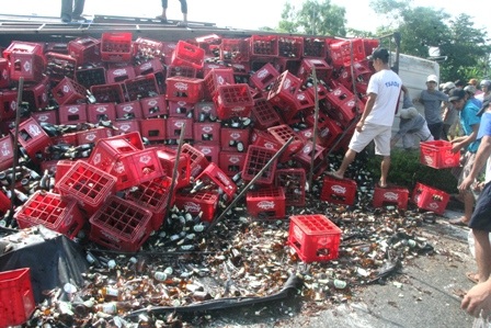 Hiện trường xe chở 700 thùng bia bị đổ úp