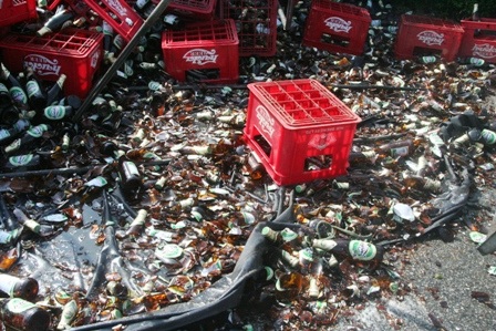 Xác bia và nước bia bốc mùi nồng cả khu vực.