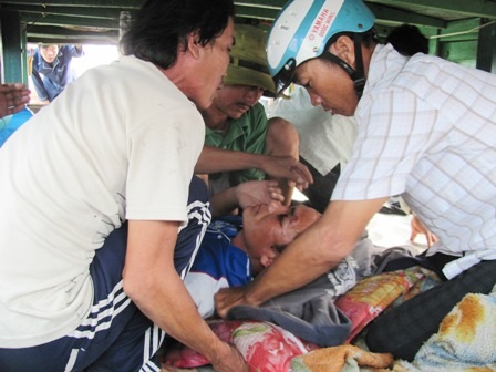 Sơ cứu ngư dân bị nạn