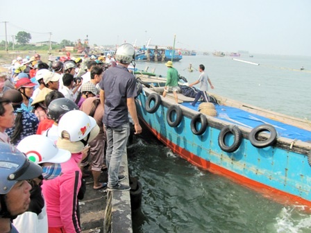 Hàng trăm người bên cảng Thuận An chờ tàu chở người thân về