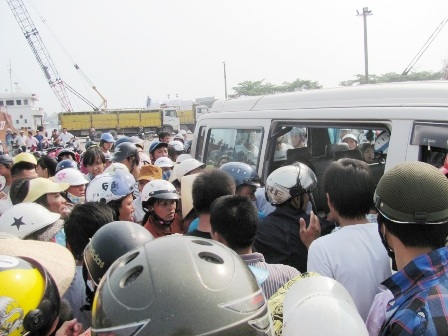 Xe cứu thương chở 2 nạn nhân