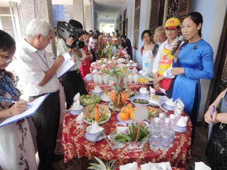 Chị em trình bày ý tưởng của bài thi trước ban giám khảo