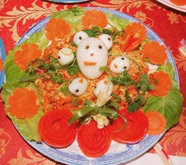 Xem các món ăn đầy "chất" 20/10 của phụ nữ Huế - 9 Gỏi tép với trứng hình mặt cười