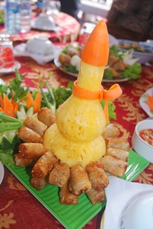 Xem các món ăn đầy "chất" 20/10 của phụ nữ Huế - 6 Bình hồ lô rượu làm từ dừa và cà rốt