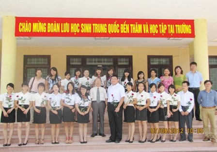 Tuần văn hóa Trung Quốc tại Huế - 3 Các SV tham quan triển lãm ảnh phong cảnh Trung Quốc (ảnh: báo TT-Huế)