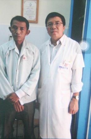 BS Vũ (phải) chụp ảnh cùng bệnh nhân Võ Đại Kiệt sau khi điều trị bằng phương pháp LMBLT thành công