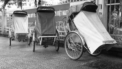 Nét lặng xích lô Huế trong mưa đông