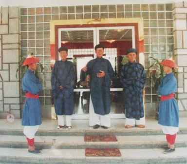 Mệ Hiền (giữa) đứng ở sảnh cùng với quân lính hầu chờ khách