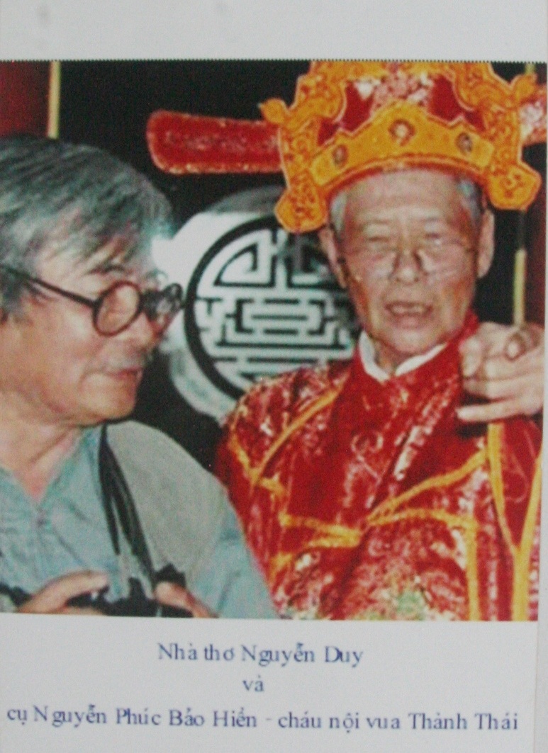 Mệ Hiền chụp ảnh cùng du khách ăn cơm vua tại các khách sạn ở Huế