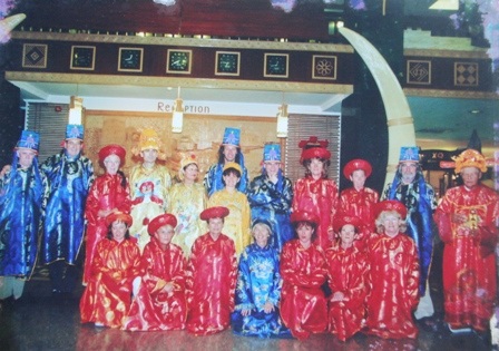 Mệ Hiền chụp ảnh cùng du khách ăn cơm vua tại các khách sạn ở Huế