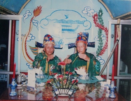 Mệ được khách ưu ái mời lên ngồi cùng và dùng bữa, thưởng rượu và nói chuyện vua chúa hồi xưa