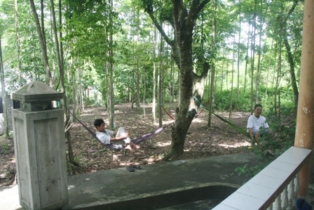 2 bệnh nhân đã nhịn ăn mấy ngày nằm trên võng ở vườn