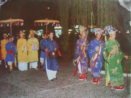 Mệ dẫn đầu đoàn nhạc cung đình rước khách vào tiệc cơm vua