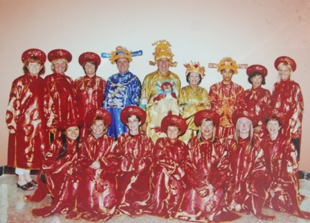 Các du khách Tây vui vẻ trong bộ quần áo của vua, hoàng hậu, cung nữ