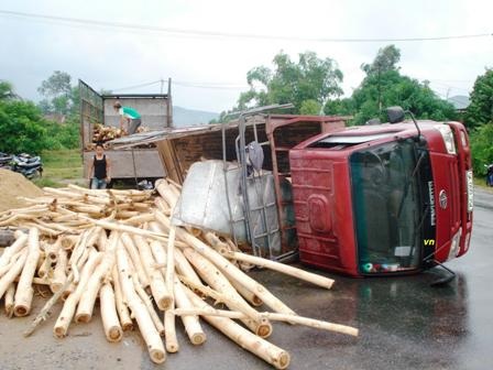 Xe chở gỗ tràm bị lật nhào trên QL1A.