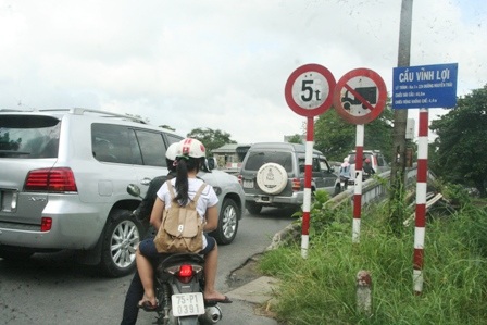 Hạn chế ô tô lưu thông để giữ gìn cầu cổ