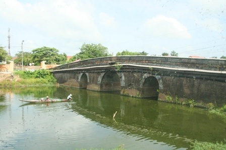 Khung cảnh nên thơ của cầu cổ soi bóng xuống sông Ngự Hà.