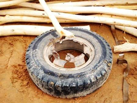 Lốp sau xe tải bị văng ra