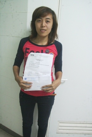 Em Nguyễn Thị Lý, chị gái Thu thay mặt em nhận quà nhân ái