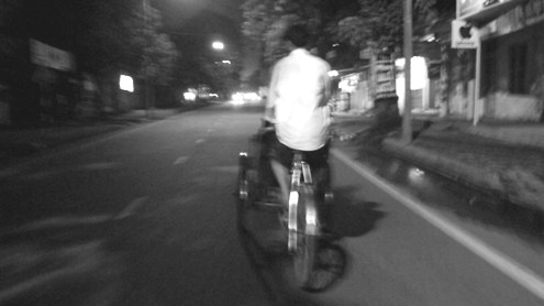 Vất vả đạp xích lô chở khách du lịch thăm thú thành phố trong mưa Huế.