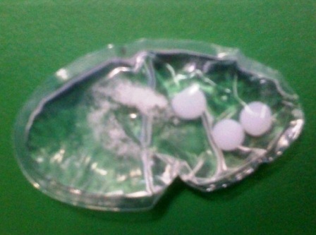 Túi dung dịch lạ có chứa 6 viên thuốc màu trắng lấy từ áo ngực kiểm tra tại hàng bà Minh