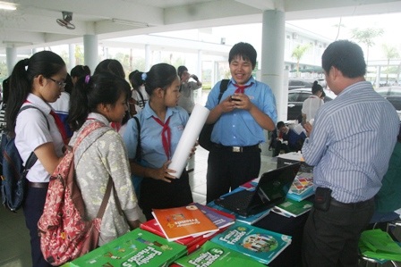 Học sinh Huế tham quan các gian hàng về sản phẩm học tiếng Anh trong ngày hội