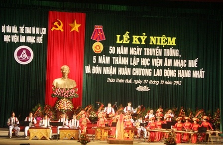 Dàn nhạc dân tộc di sản biểu diễn tại lễ kỷ niệm.