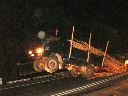 Chiếc xe tải làm xiếc ngay tại đèo