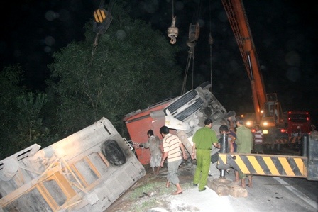 Cẩu thành công xe container lao xuống vực
